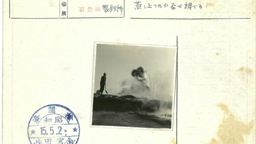 工业烟雾中的铲土工人.jpg
