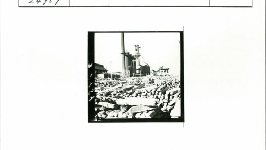 工业砖堆与烟囱景观.jpg