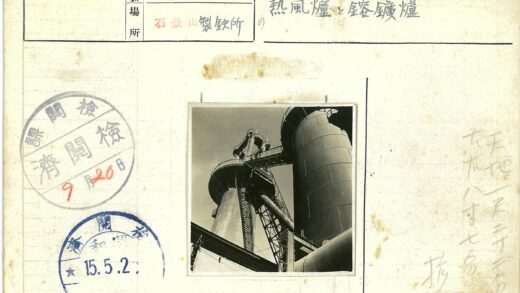 工业筒仓特写蓝天背景.jpg