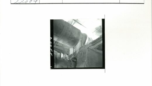 工业管道与建筑结构特写.jpg