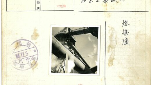 工业管道与金属框架结构.jpg
