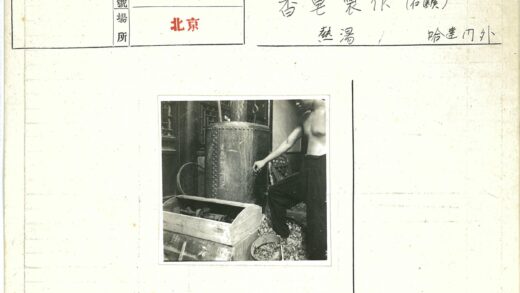 工业设备旁的工人与机械.jpg