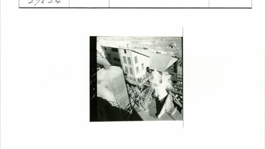 工业设施储罐与蒸汽管道景观.jpg