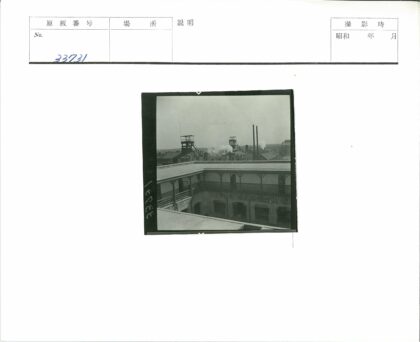 工业设施建筑群与烟囱景观.jpg