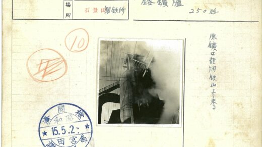 工业设施烟雾与电缆景观.jpg