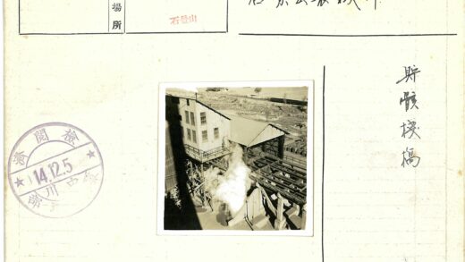 工业设施蒸汽与火车景观.jpg