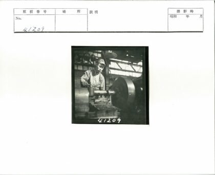 工业车床工人操作实景.jpg