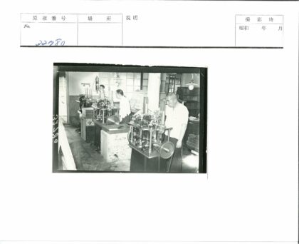 工业车间工人操作机器工作场景.jpg