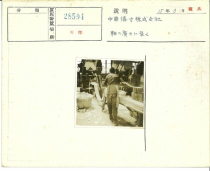 工业车间工人操作机器工作场景.jpg