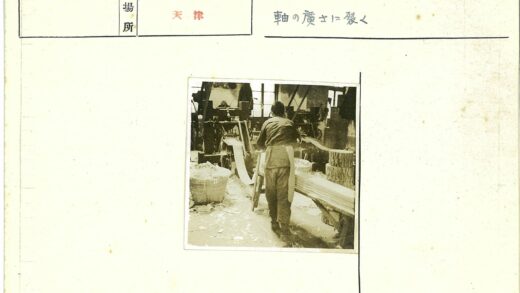 工业车间工人操作机器工作场景.jpg