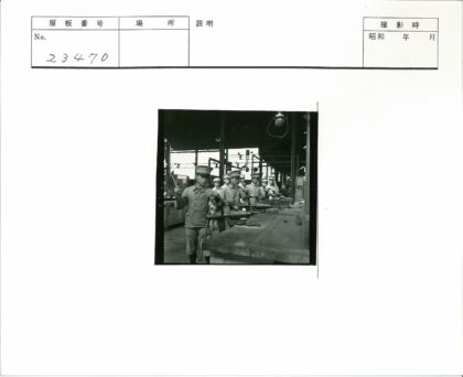 工业车间年轻工人操作机器工作.jpg