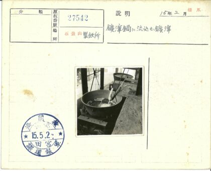 工业车间金属桶与桨窗景.jpg