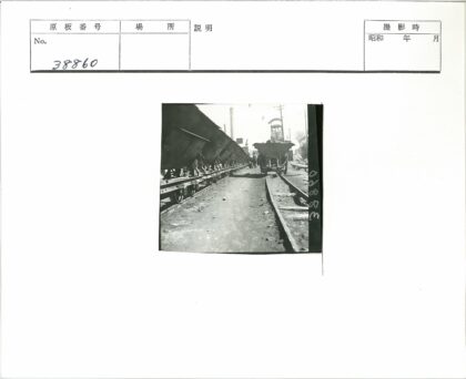 工业轨道车与集装箱工作场景.jpg