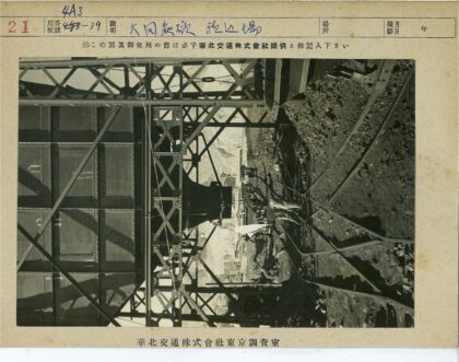 工业铁路与锥形料斗.jpg