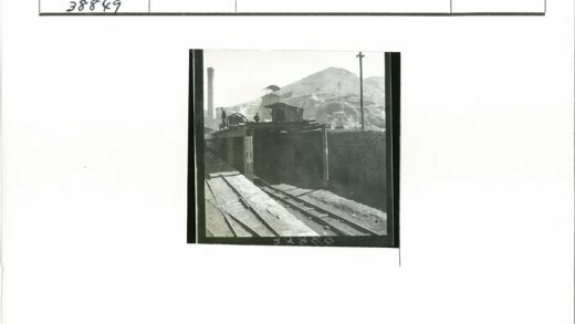 工业铁路隧道与工人作业.jpg