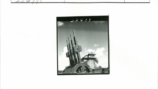 工业齿轮与传统建筑.jpg
