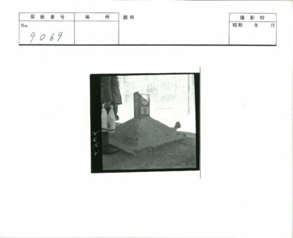 工人与160标记混凝土堆.jpg