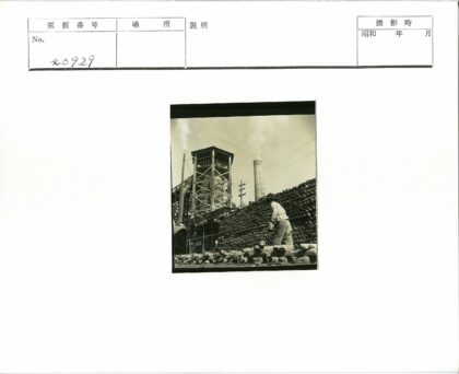 工人与工业建筑前的积木.jpg