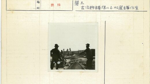 工人与电车旁岩石作业.jpg