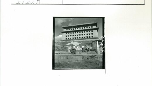工人与矩形窗多层建筑工作场景.jpg