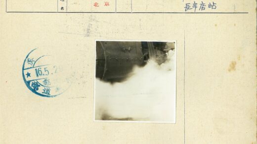 工人与蒸汽机械合影.jpg