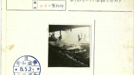 工人与蒸汽的工业建筑场景.jpg