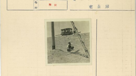 工人与设备在贫瘠山地.jpg