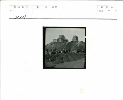 工人与马车在圆锥屋顶建筑前.jpg