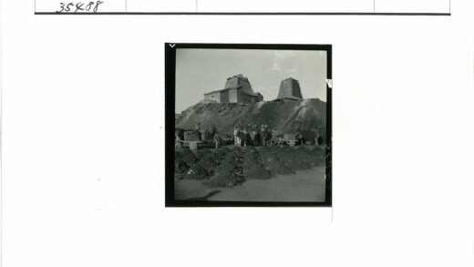 工人与马车在圆锥屋顶建筑前.jpg