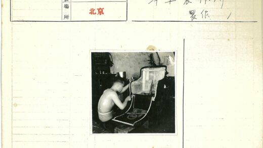 工人专注制作椅子框架.jpg
