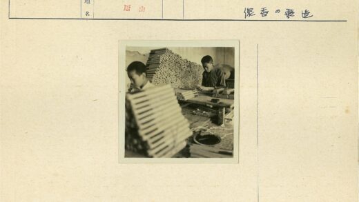 工人专注整理木棒工作场景.jpg