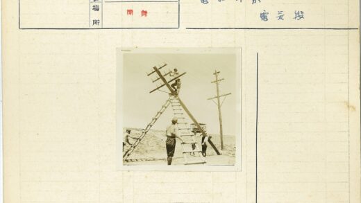 工人们修理电线杆使用木梯.jpg