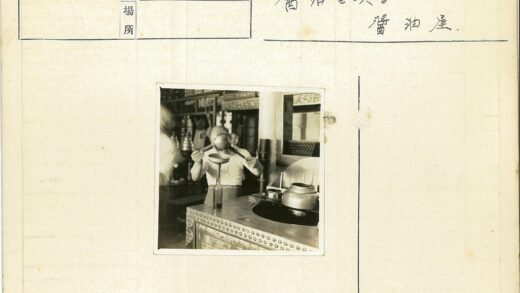 工人使用圆形工具工作照.jpg