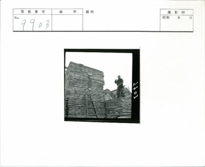 工人修复古建筑屋顶现场.jpg