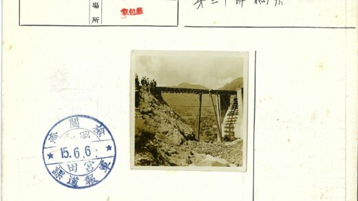 工人修建山地桥梁历史照片.jpg