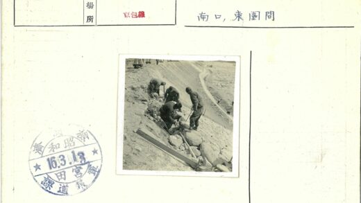 工人修建斜坡石墙施工现场.jpg