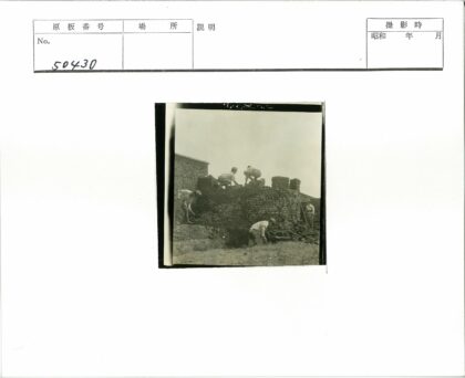 工人修理旧石墙.jpg