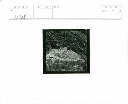 工人修筑岩石山坡小路.jpg
