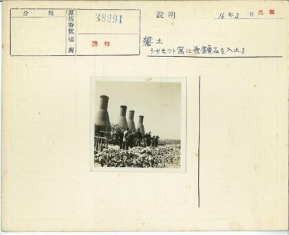 工人修筑巨型砖柱现场.jpg