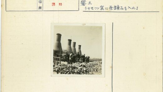 工人修筑巨型砖柱现场.jpg
