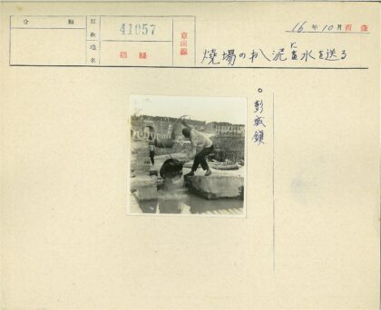 工人倒水入池建筑背景.jpg