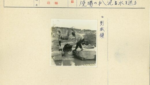 工人倒水入池建筑背景.jpg