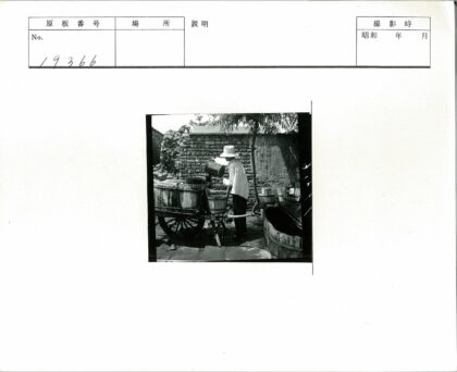 工人倾倒液体入手推车木桶.jpg