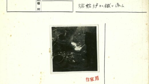 工人倾倒熔融金属作业.jpg