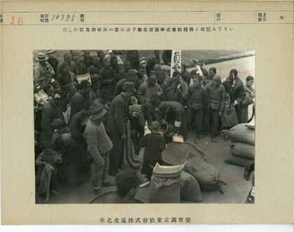 工人分发谷物户外场景.jpg