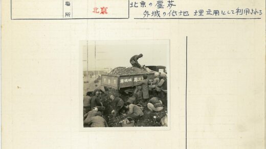 工人分类卡车废物碎片.jpg