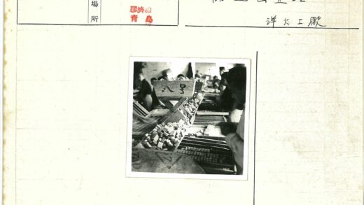 工人分类排列木制矩形块.jpg