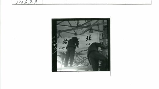 工人制作日文标识金属框架.jpg