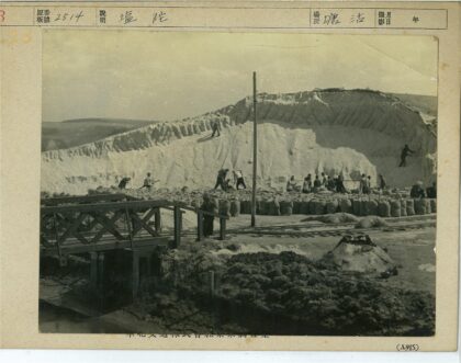 工人劳动与山丘背景对比.jpg