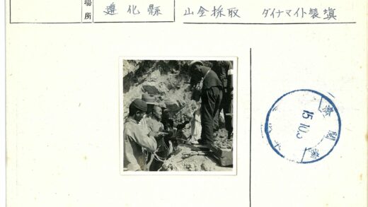 工人协作开采岩石工作场景.jpg